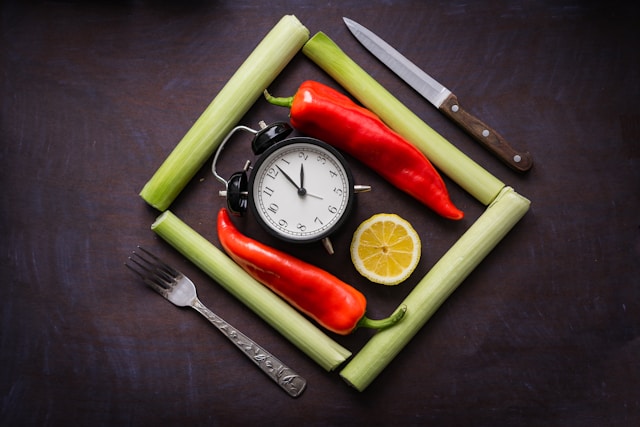 Clock beside a balanced meal showing intermittent fasting mistakes, meal timing, and smarter nutrition choices.