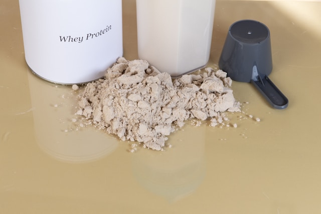 Two scoops of protein powder labeled whey and collagen, with a dumbbell and joint/skin icons, representing their distinct benefits for muscle and connective tissue health.