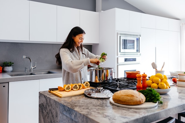 Woman preparing a balanced meal for intermittent fasting for women with vegetables and healthy ingredients.