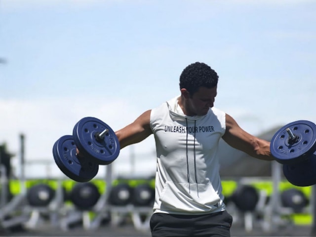 man-lifting-dumbbells-at-outdoor-gym