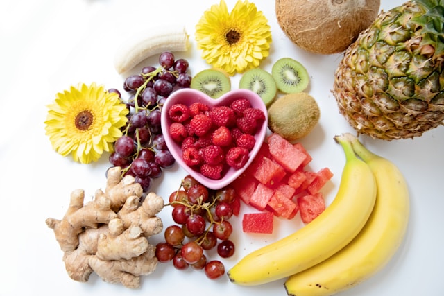 A flat-lay of prebiotic-rich foods including garlic, onion, asparagus, banana, oats, and prebiotic powder, with a graphic showing fat storage turning into fat burning, representing how feeding gut bacteria triggers fat loss.