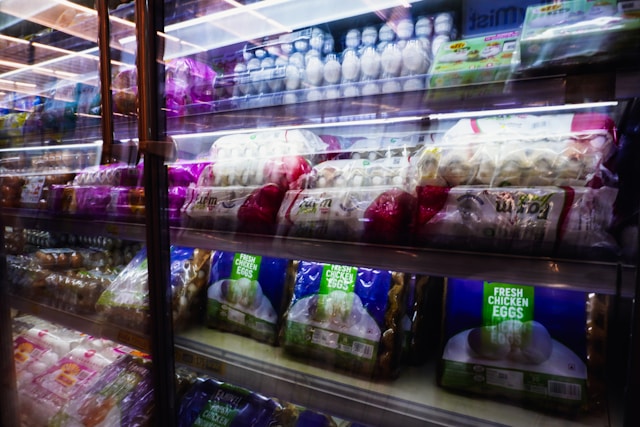 Packaged foods on grocery store shelves for comparing high-protein foods, food labels, and nutrition marketing.